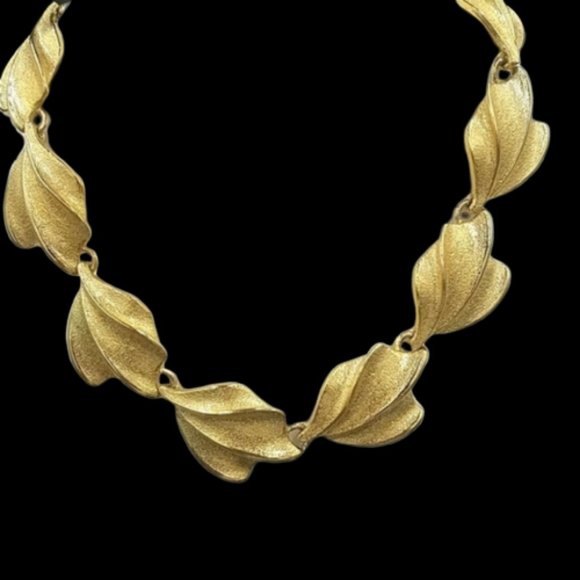Vintage Jewelry - Vintage Gold Tone Leaf Collar Necklace
